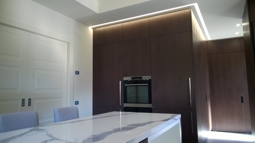 现代简约空间融合暖色调,展现温馨舒适的居家氛围-0