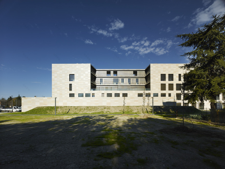 绿意盎然的知识殿堂——意大利别墅 Rossi Prodi 大学校园设计-1