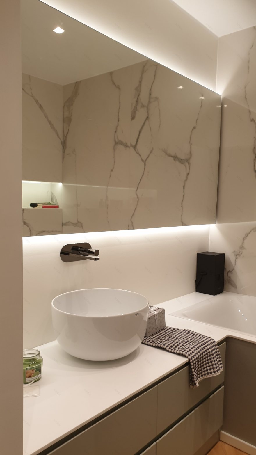 黄金光辉下的自然与人工光影公寓-12