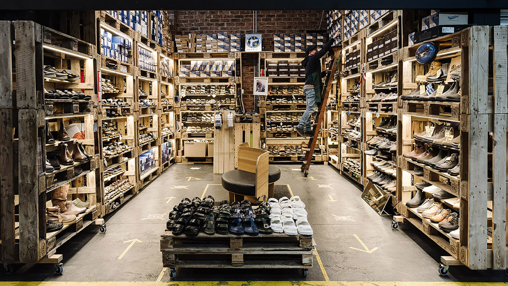 木制货运托盘搭建的鞋店，墨尔本/打造独特购鞋体验-3
