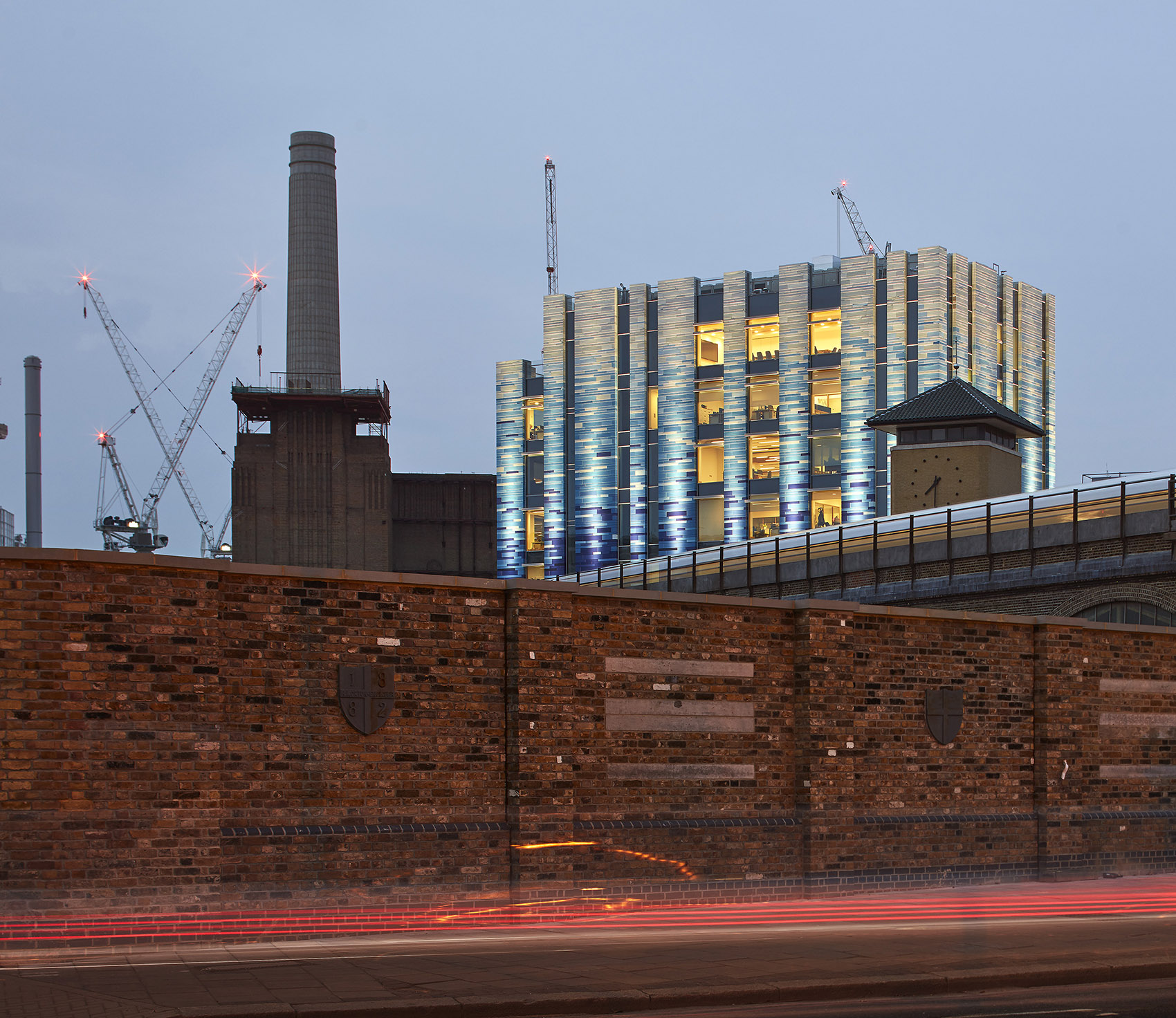 Battersea宠物医院，伦敦/蓝釉陶土瓷砖赋予建筑明亮鲜活的个性 -8