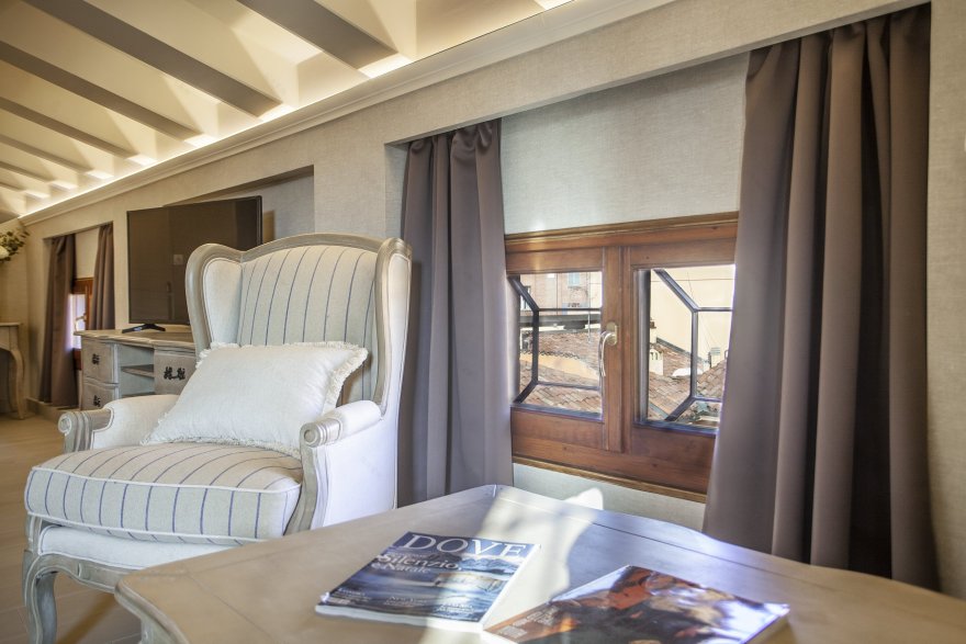 博洛尼亚城市中心,现代与古典交融的 Hotel Cavour 酒店设计-9