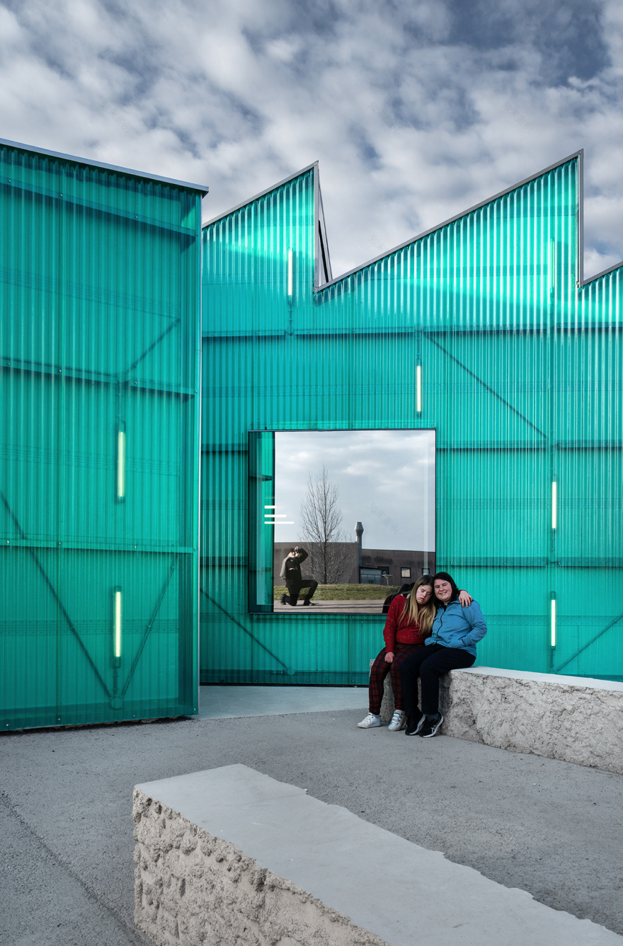 绿色纤维玻璃外墙,打造温馨包容的康复中心-21