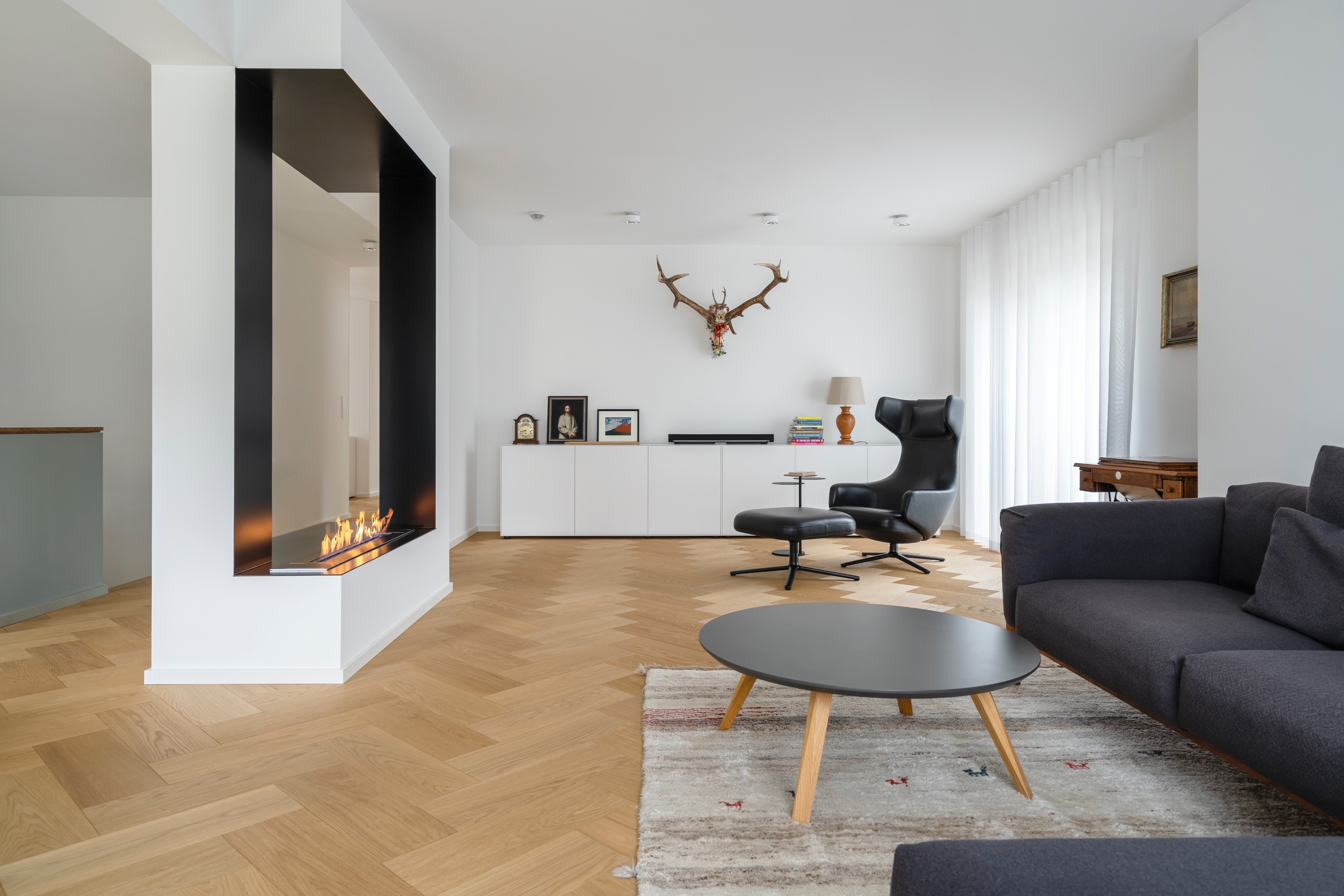 Atelier M+简约别墅翻新，古今融合打造雅致居所-0