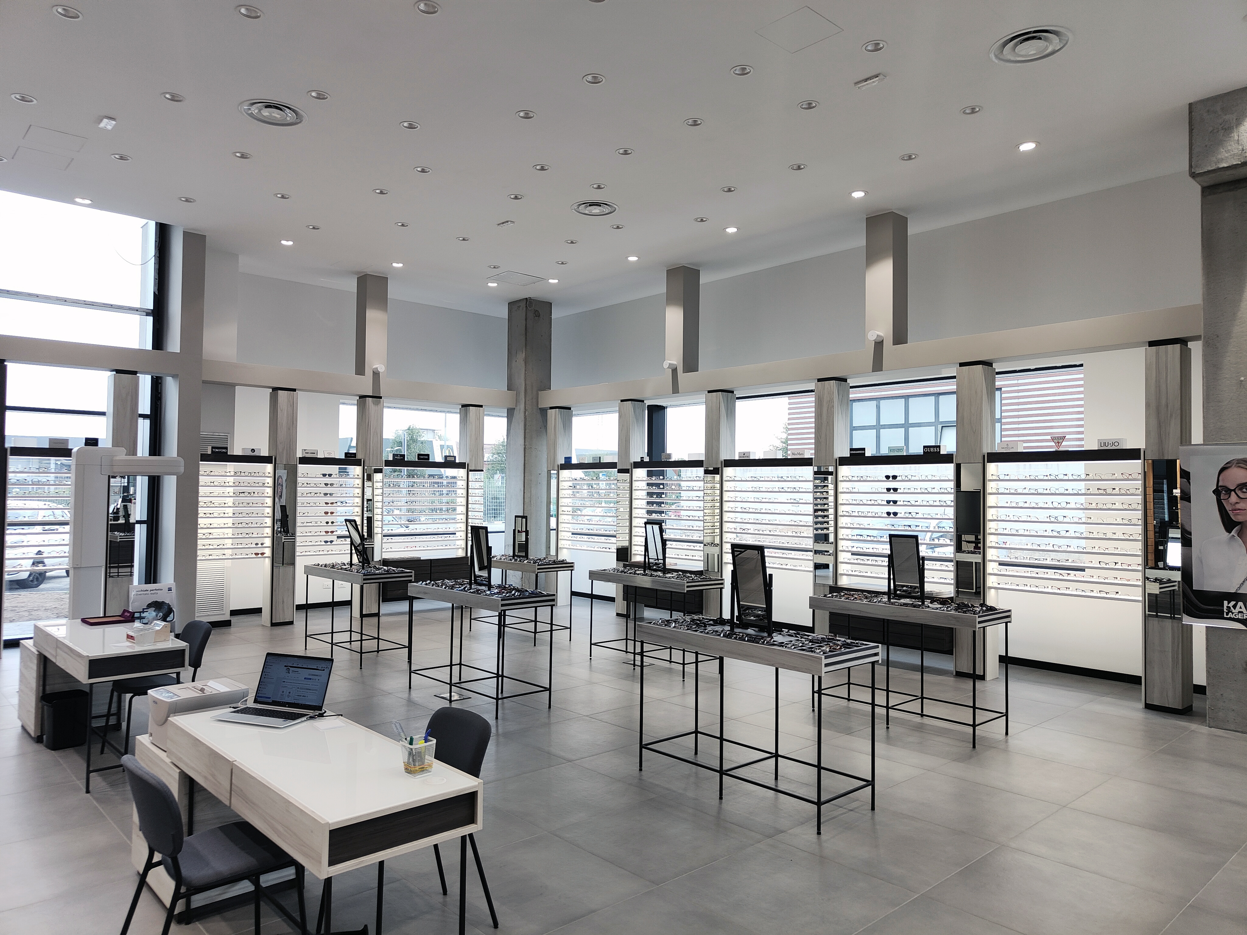 意大利 WINGS 眼镜店空间定制设计-14