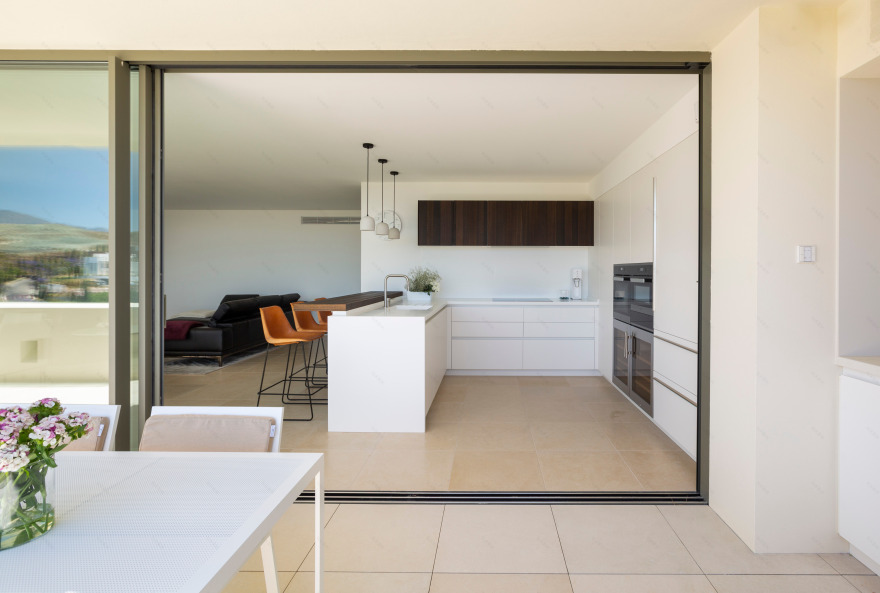 融合自然景观的西班牙风格别墅设计-0