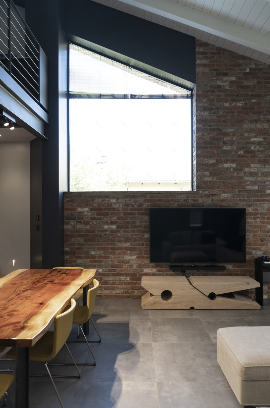 乡村旧屋翻新,金属屏风打造舒适居住环境-4