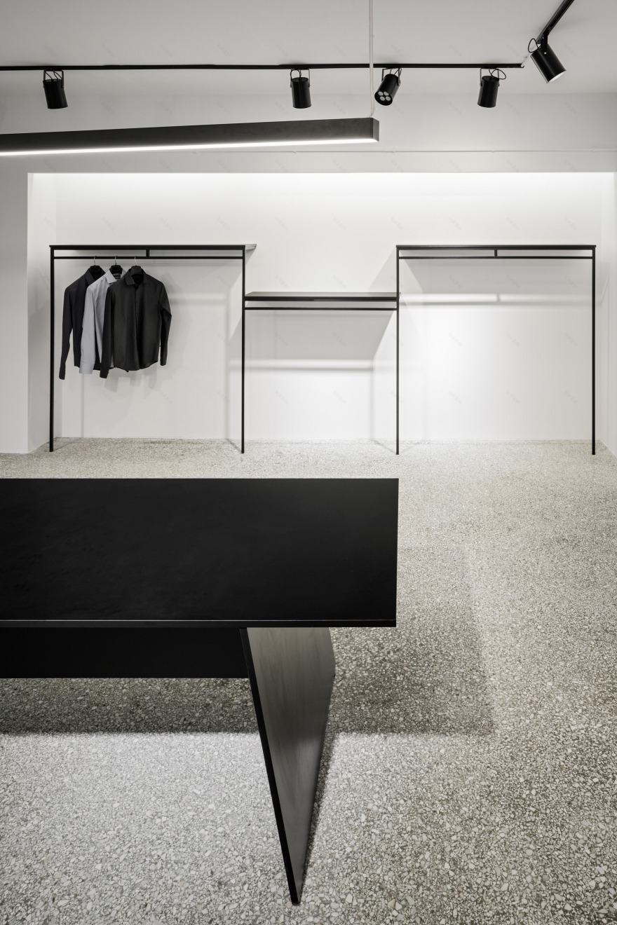 雅典“Artisti Italiani”服装店 | 极简黑白空间的新生-5