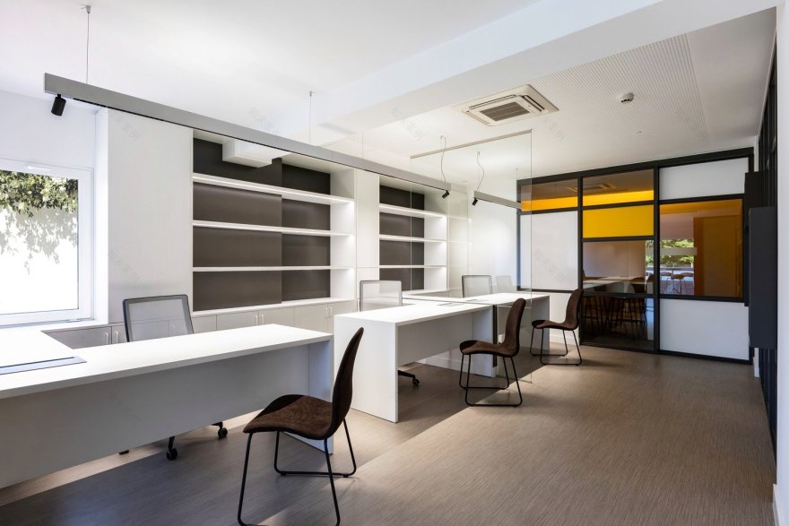 "优化空间利用,展现照明产品魅力的办公室设计"-3