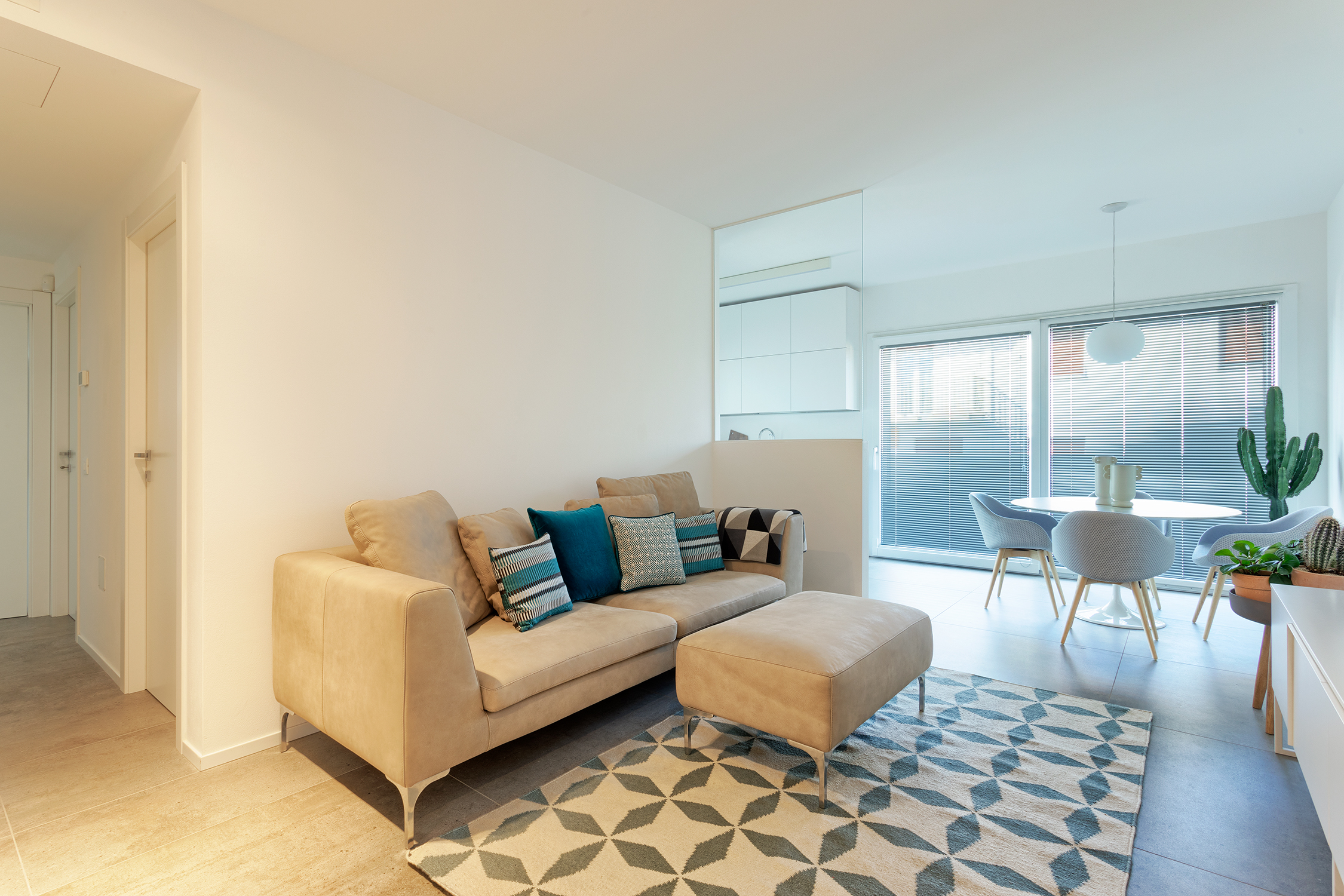 极简白色公寓，自然光线与设计完美融合-2