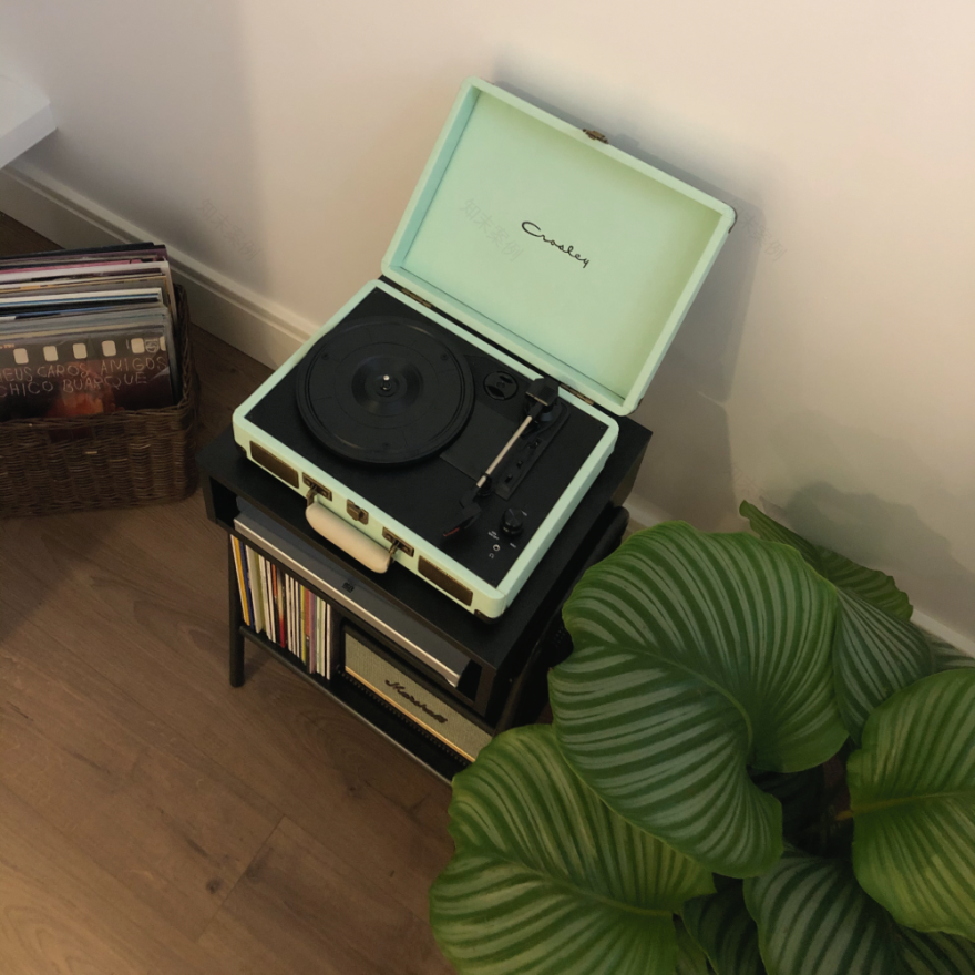 葡萄牙历史中心住宅翻新,木质阶梯成亮点-8