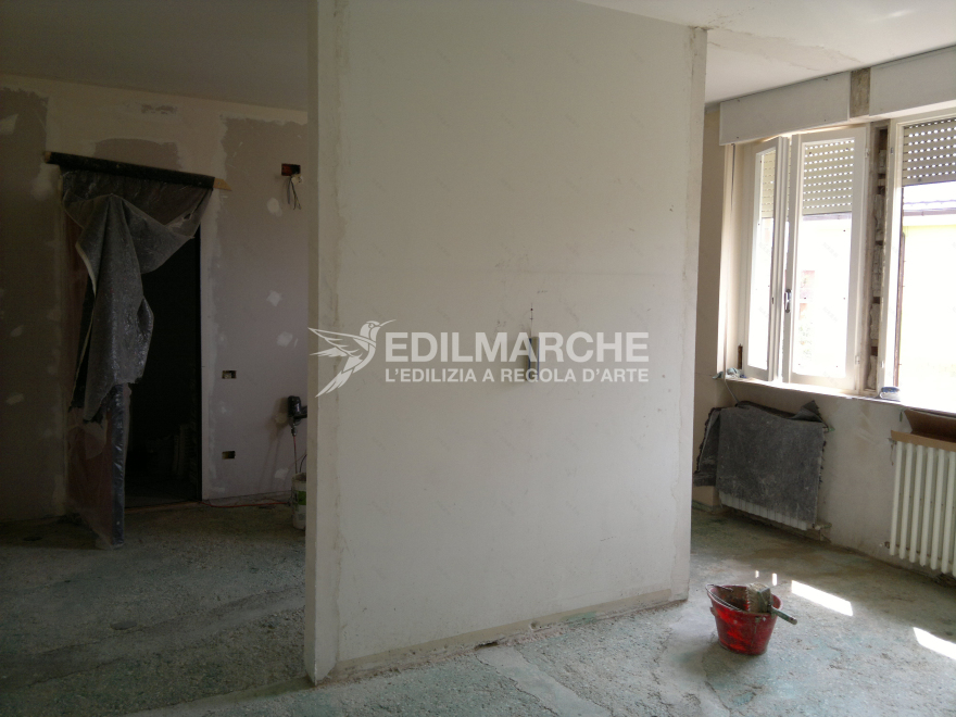 140 平米马切拉塔公寓翻新,自然木色与柔和色调的优雅融合-3