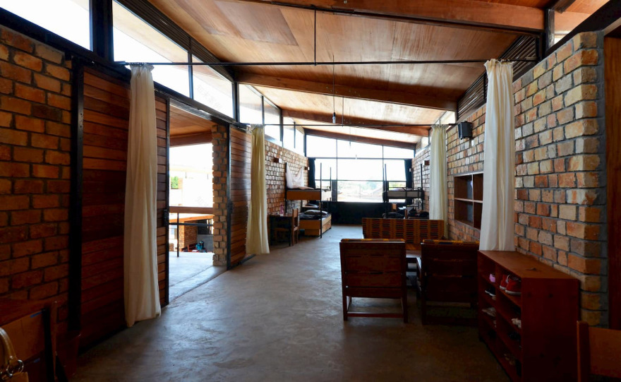 AU学生宿舍(日本建筑学会新人奖),乌干达/东西向墙体提供阴凉,南北侧开口引入光线与风-31