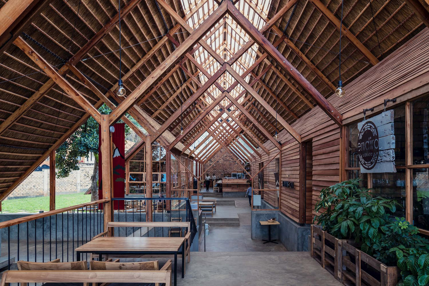 Yamasen日式餐厅，乌干达/桉树木材屋顶下的惬意清凉空间-21