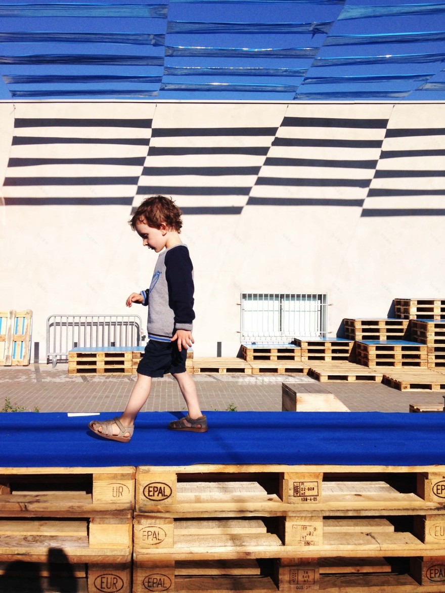 塑胶薄膜包装的临时展览空间-15