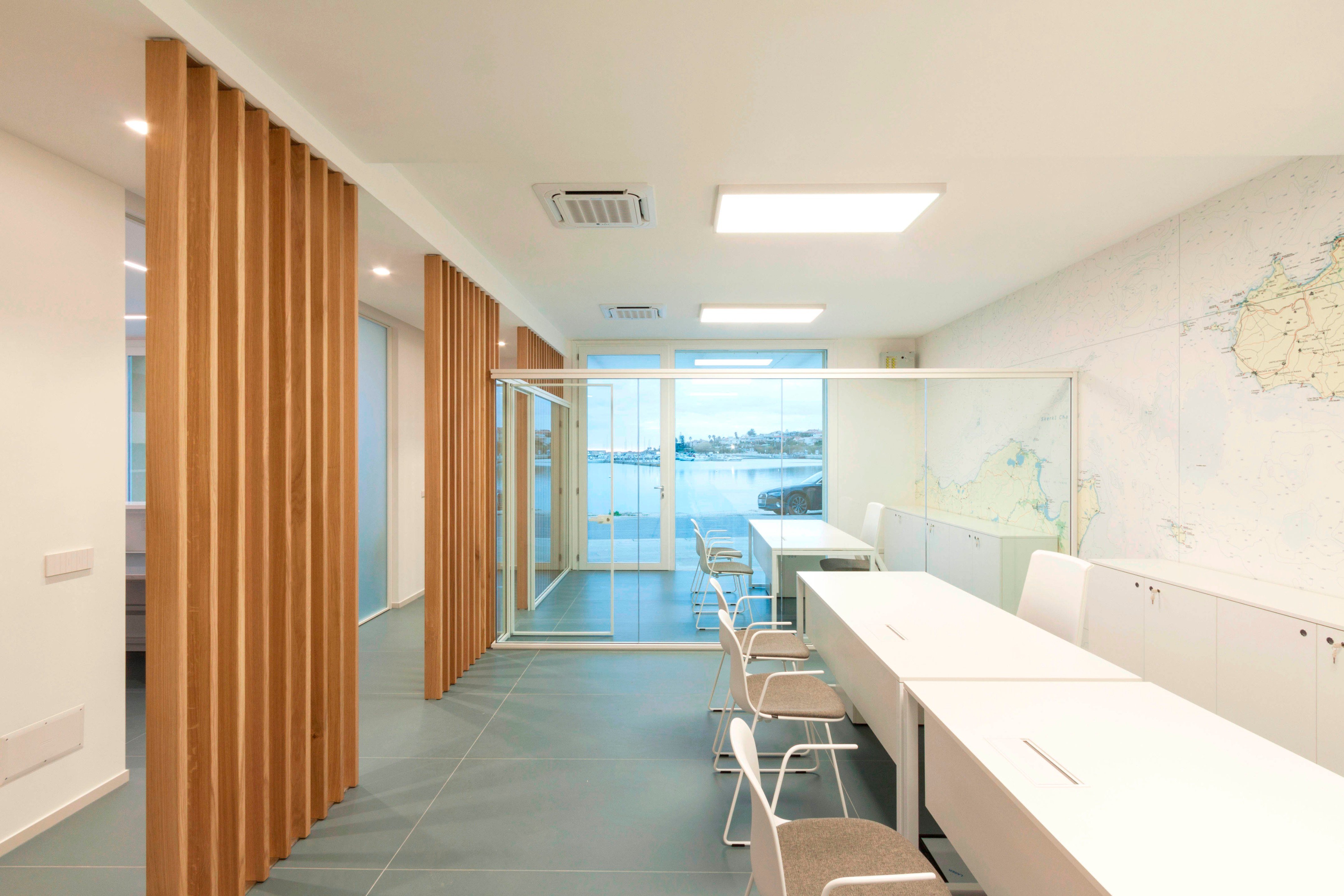 优化空间利用的意大利旅游港口办公室设计-13