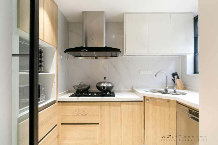 双主卧 90 平空间设计,木色电视墙与仿生植物的完美融合-32