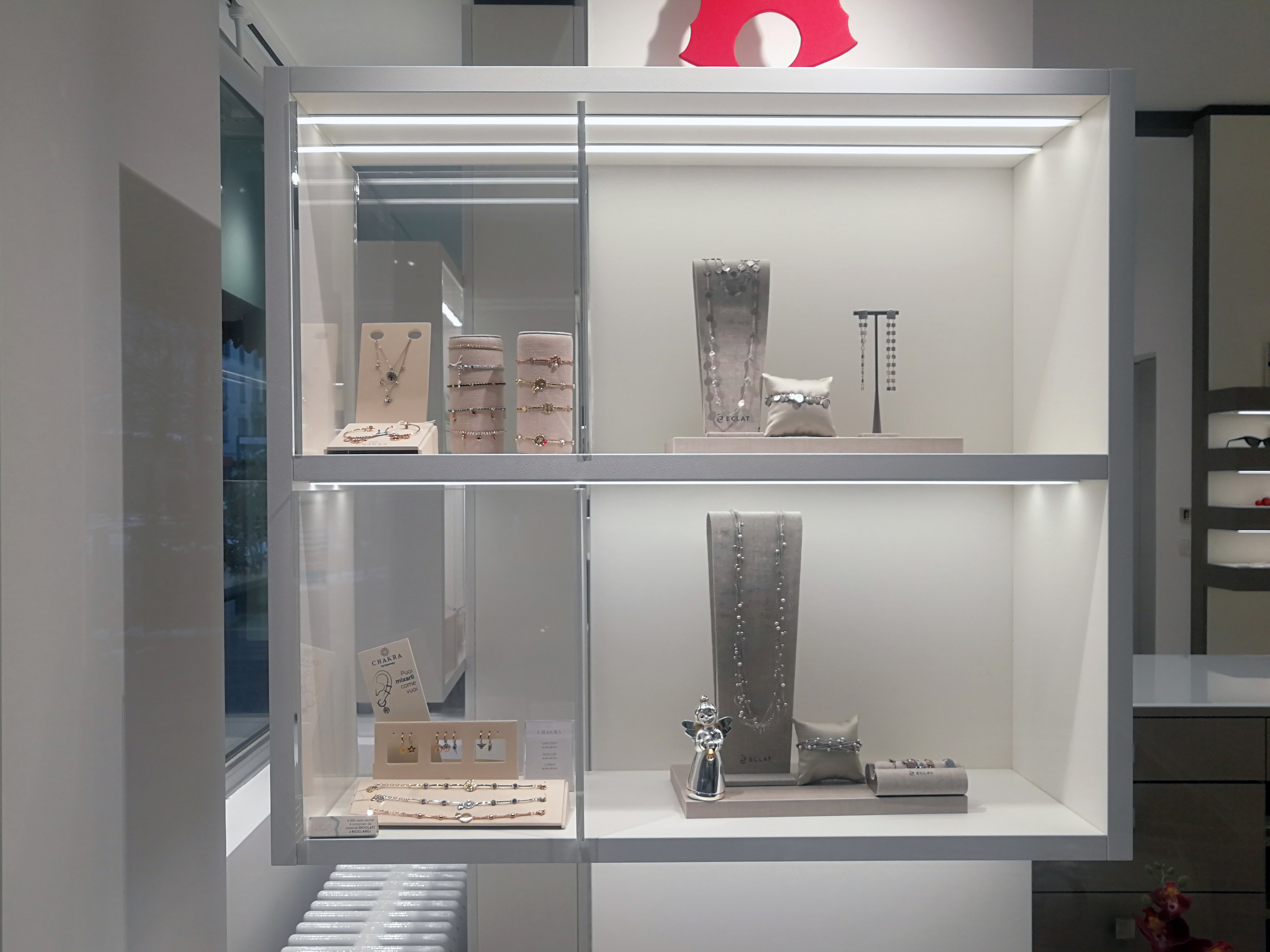 雪中圣诞树灵感的温馨珠宝店设计丨GioielleriaOttica Damiani 1927-16