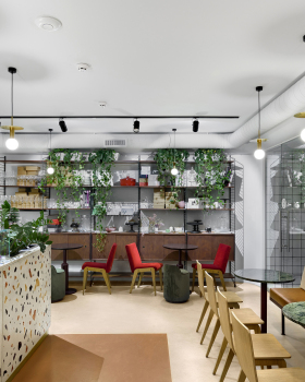乌克兰基辅 Mozaika 咖啡厅 · 金色冒险的甜蜜空间