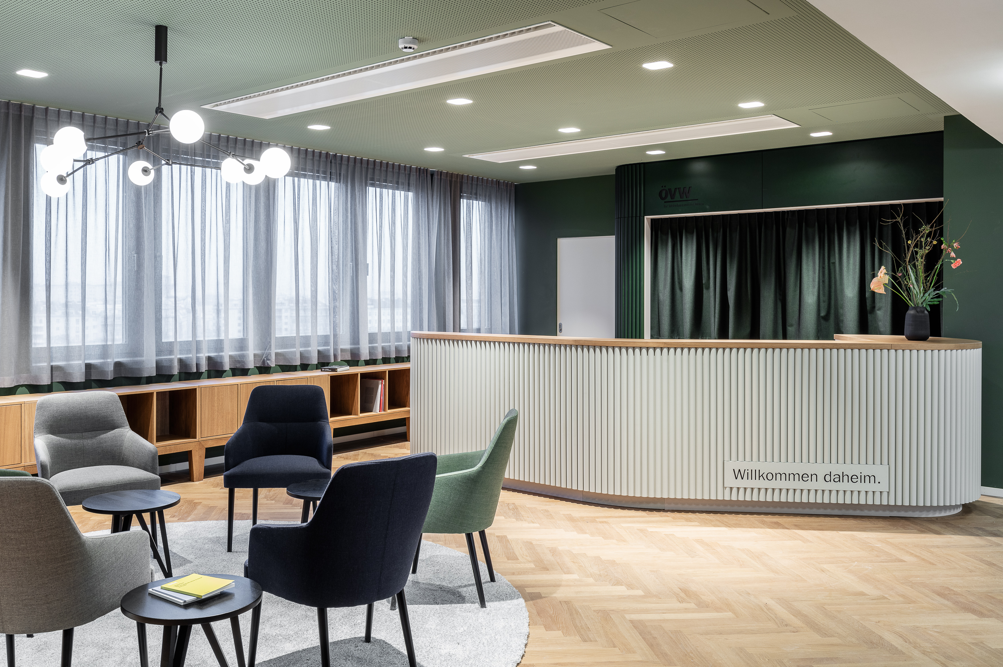 绿蓝相映,自然舒适的办公空间-1