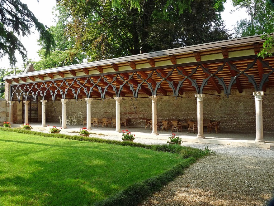 新旧融合的哥特式别墅设计-1