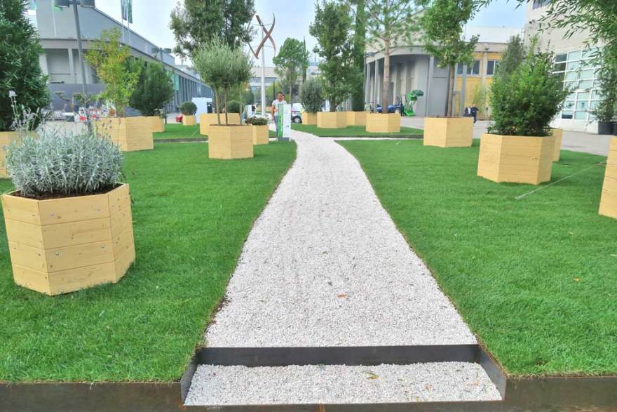 Padova 展览中心完美石板小径设计-1