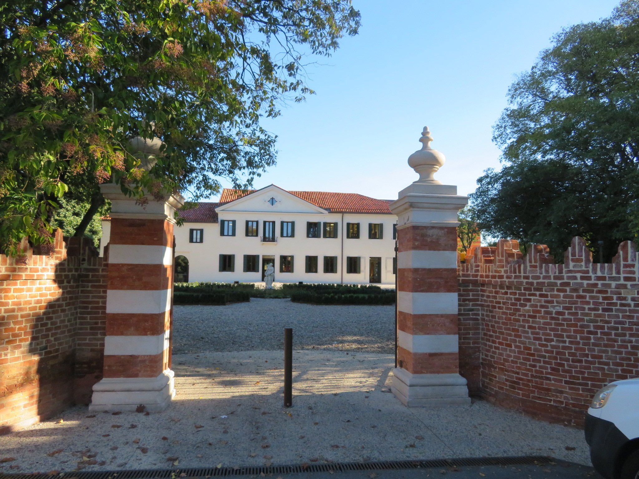 意大利古宅变身现代图书馆-1