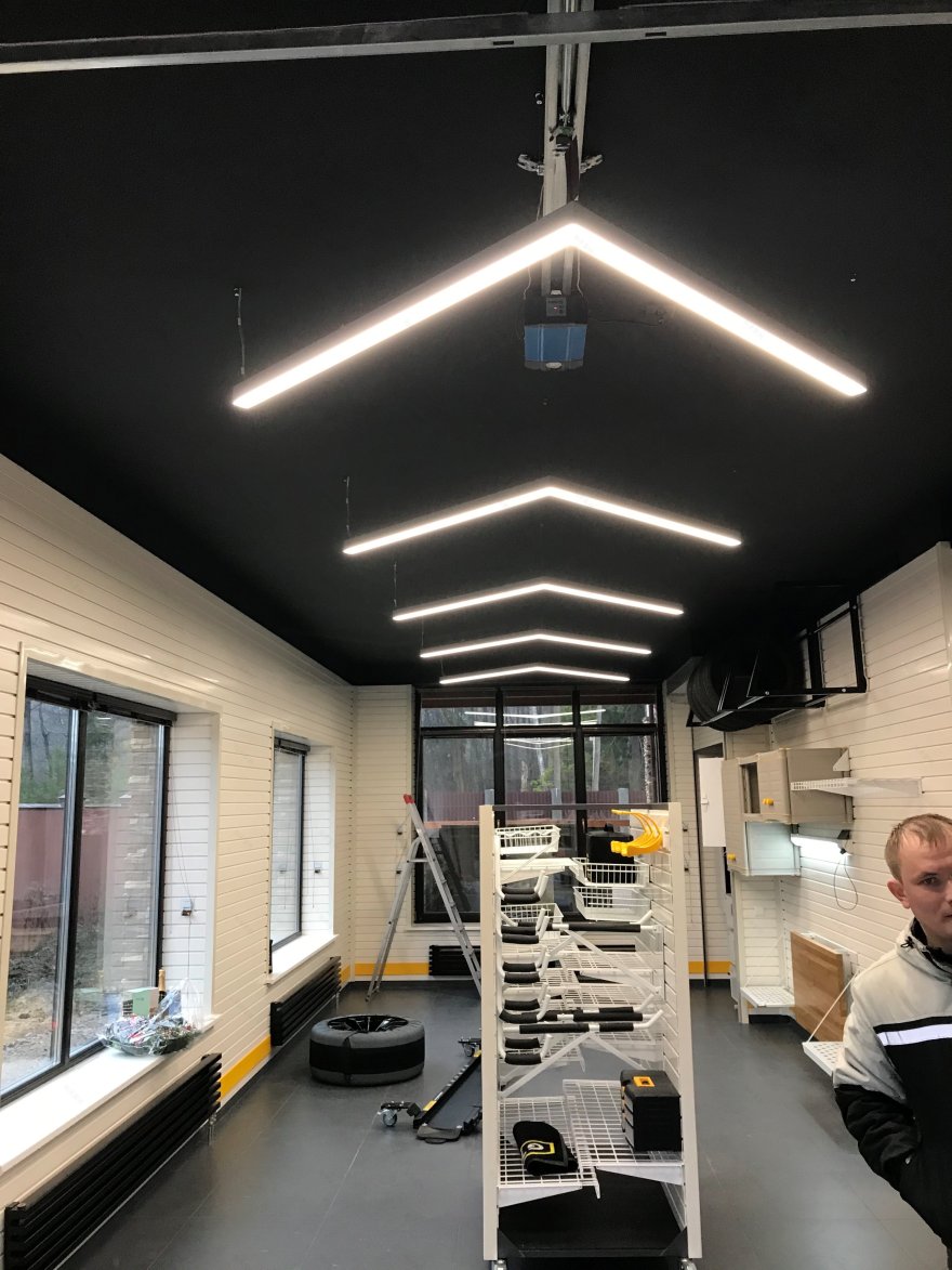 定制汽车美容车库,呈现独特照明设计-2