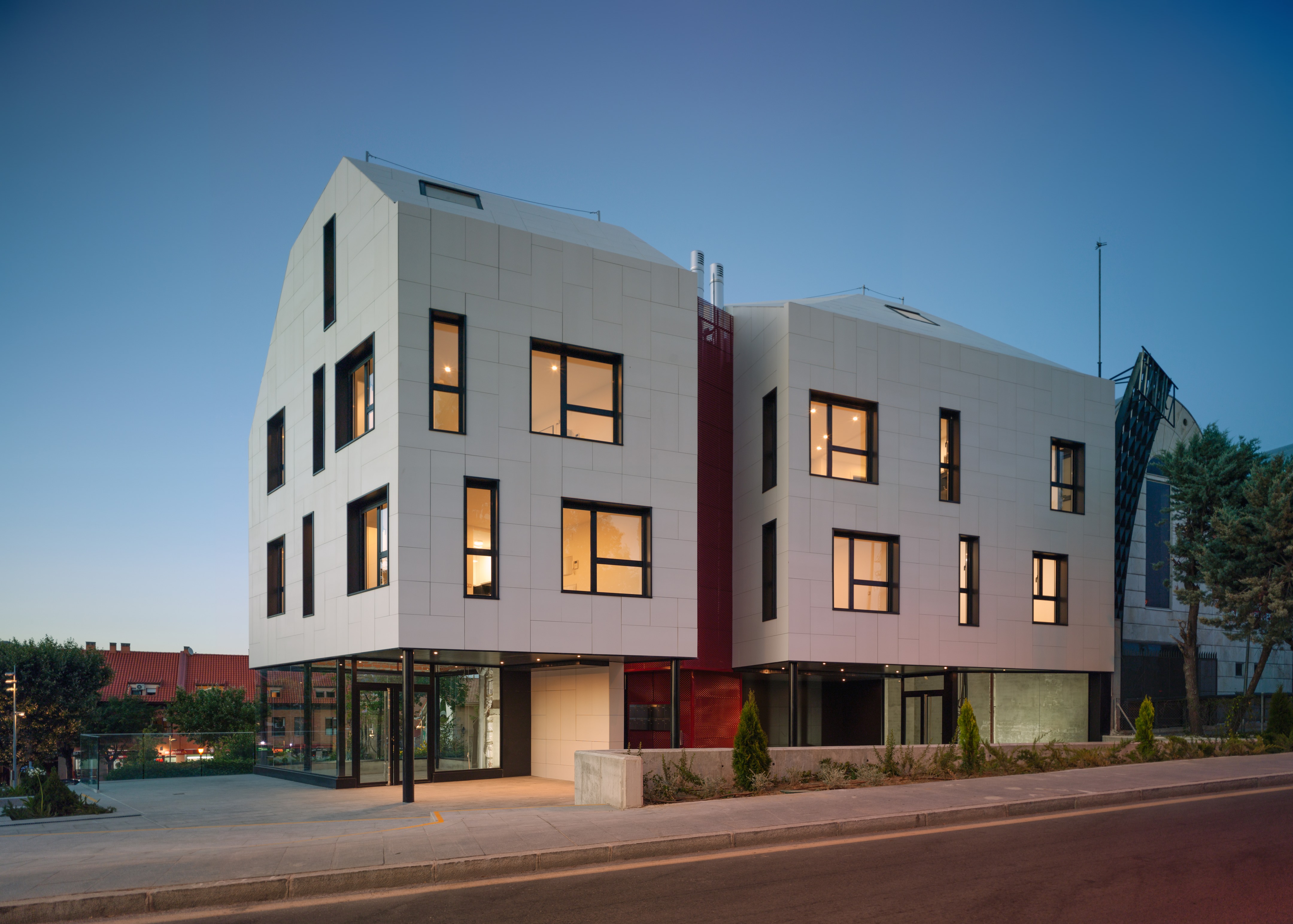 双街交汇处的立体建筑-5