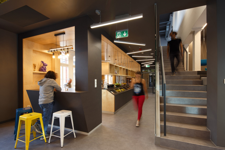 波兰哥特式旧邮局里的创意绿意办公空间-12