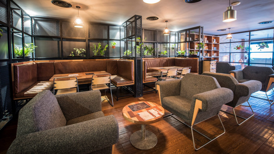 废木与铜的奢华碰撞——Liqui Studio 为 Brew 92 打造的中东风情咖啡店-10