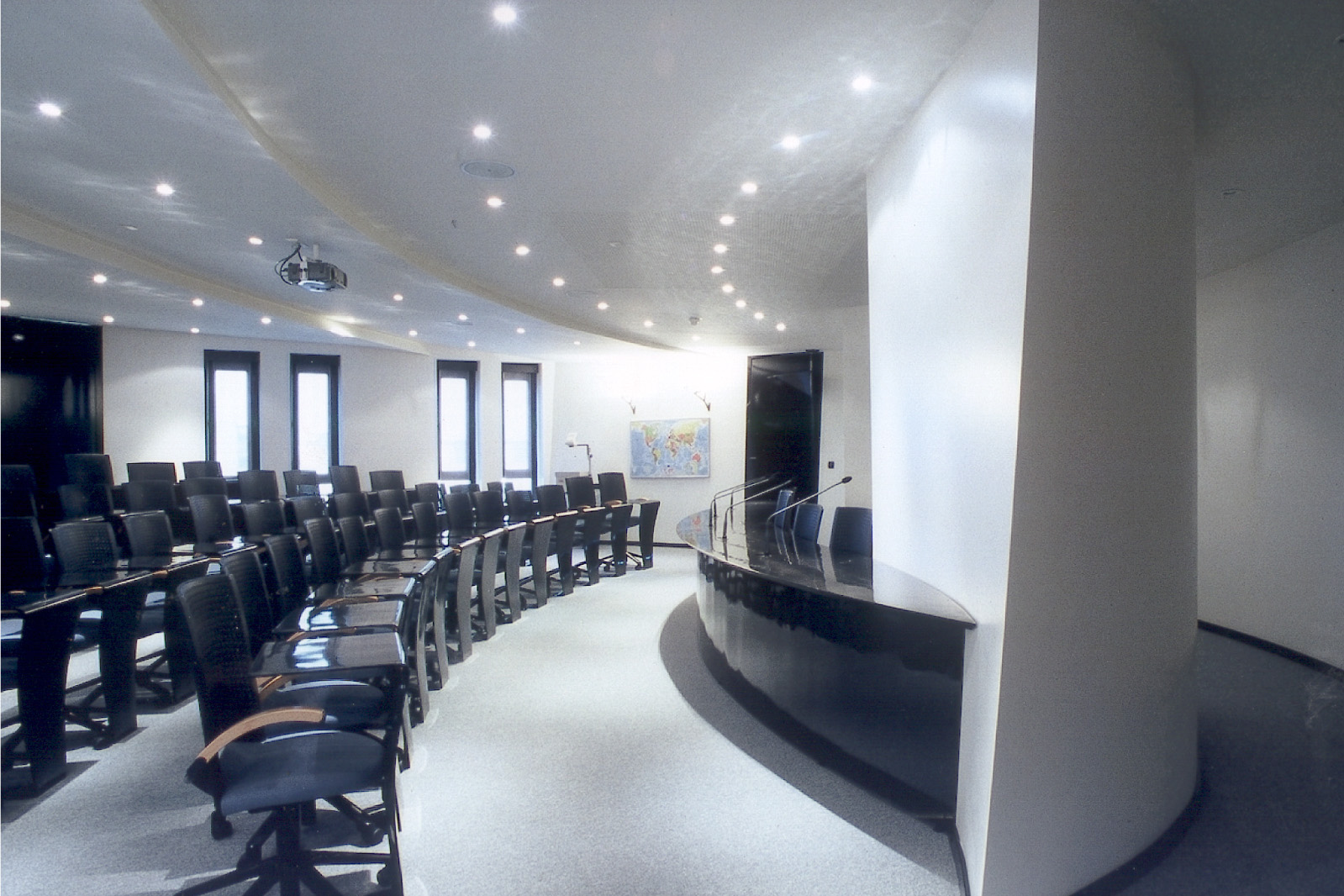 流线型玻璃墙打造舒适会议空间-0