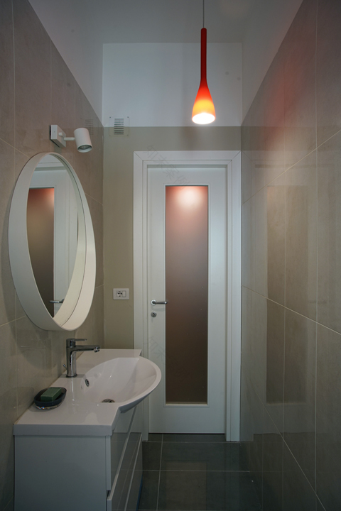 意大利北部公寓的精致翻新-5