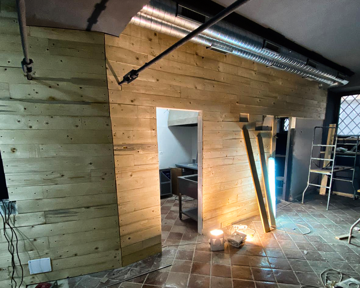 意式风情木质啤酒屋,分层设计展现多元空间-4