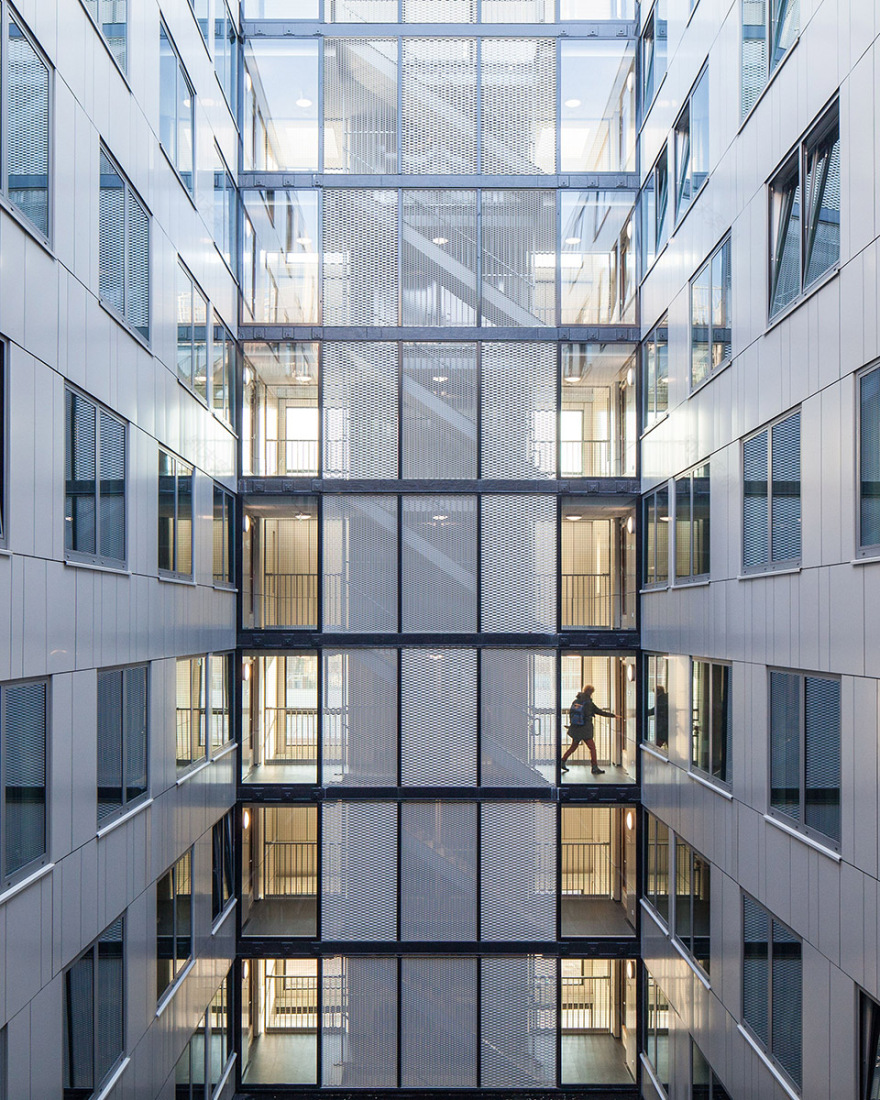 Erasmus校园学生宿舍楼,阿姆斯特丹/口琴褶皱般的金色外观与作为内部街道的中央庭院-21