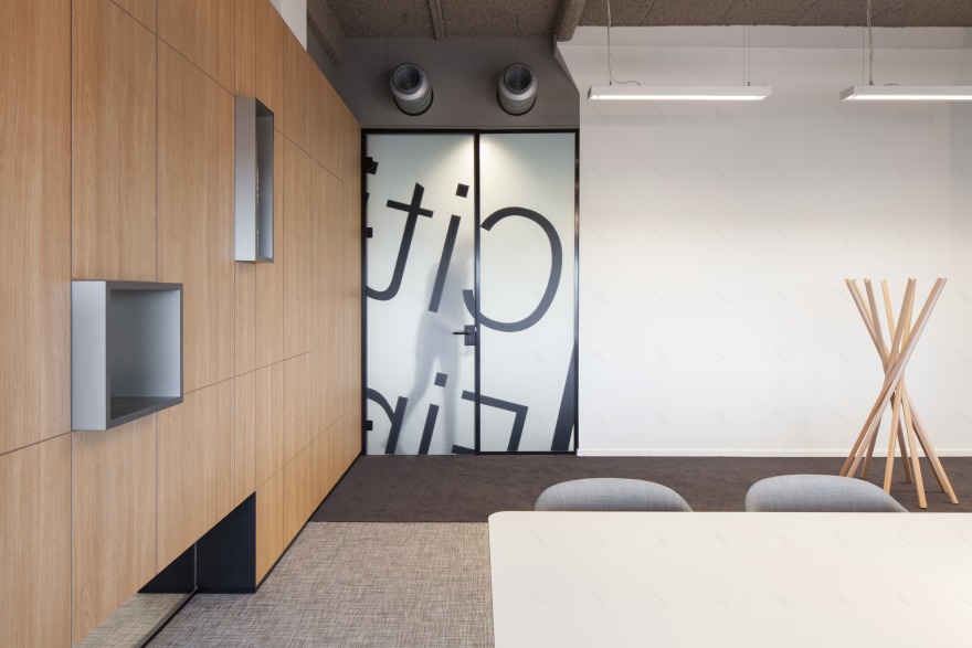 工业风中的优雅办公空间-5