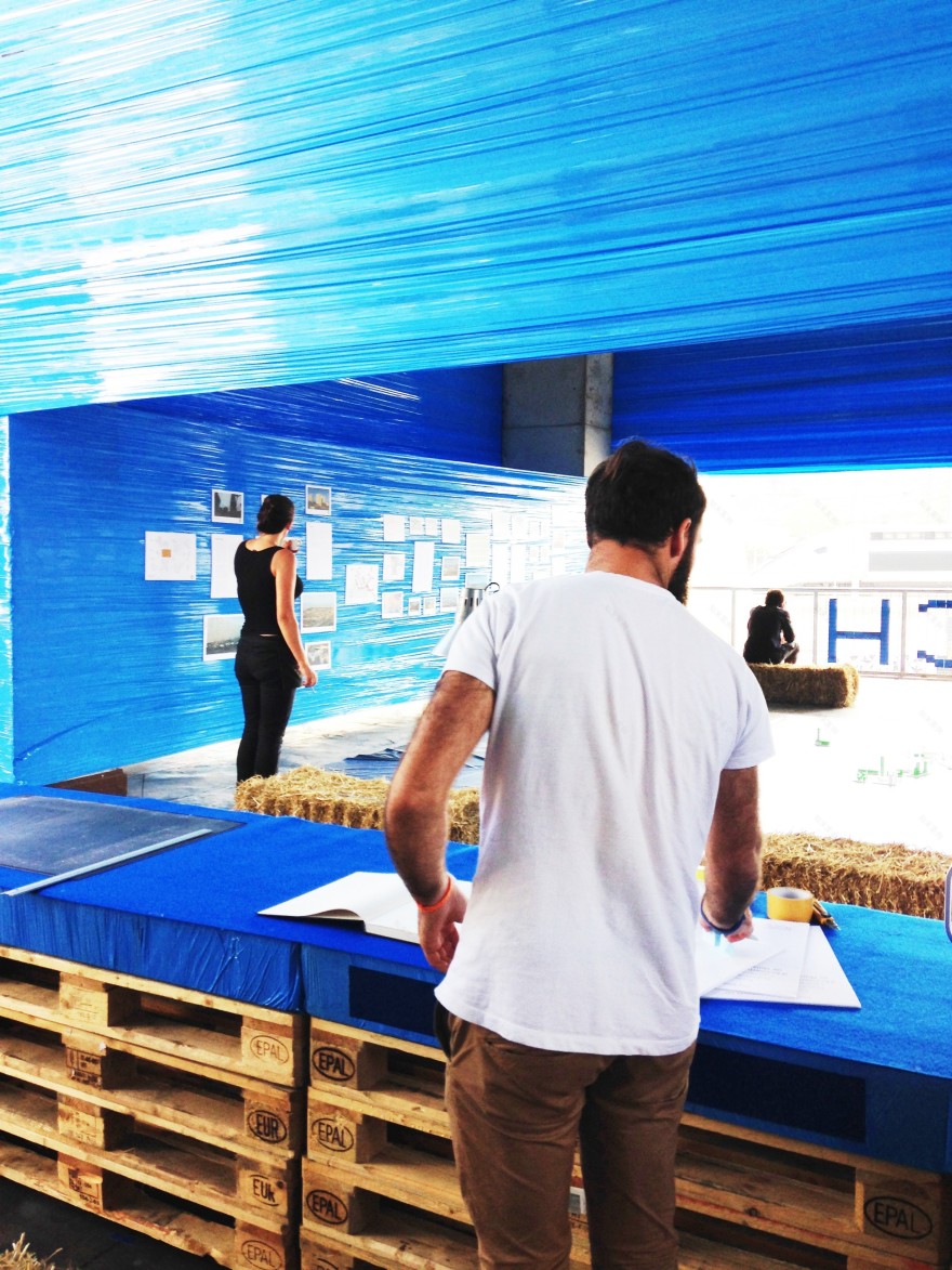 塑胶薄膜包装的临时展览空间-7