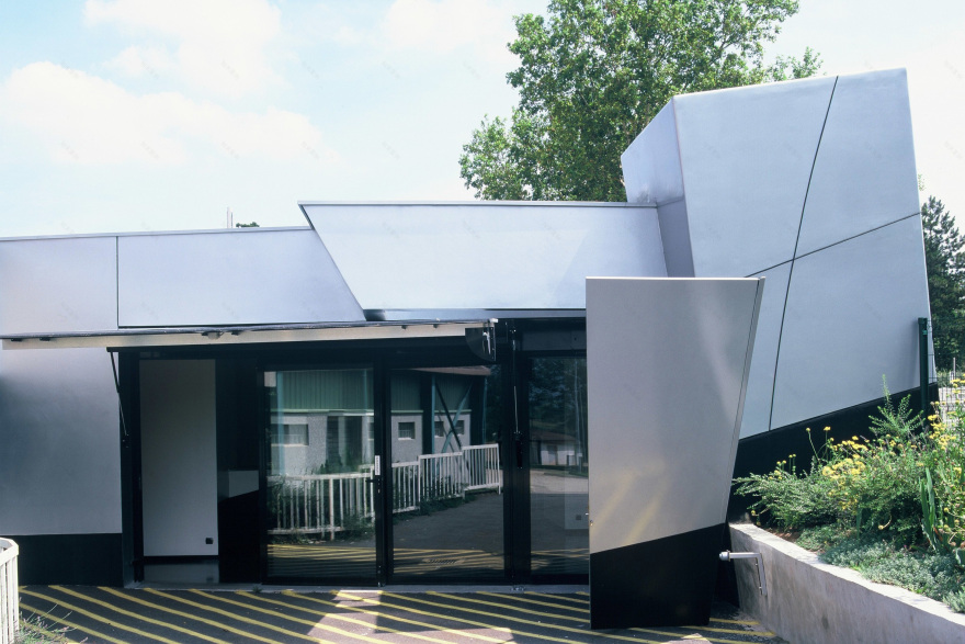 运动协会别墅建筑,连接街道与体育馆的活力纽带-2