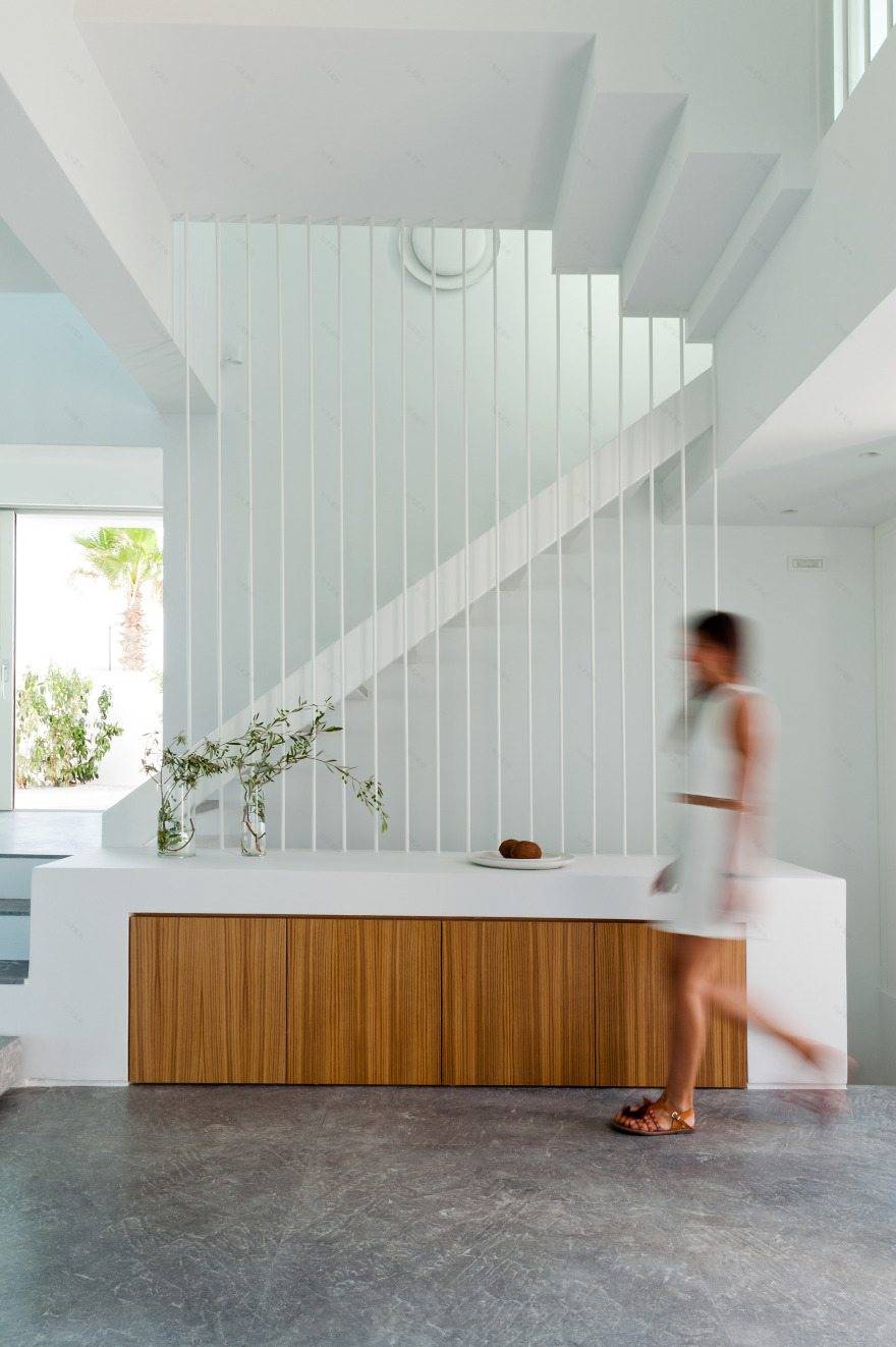 圣托里尼夏日别墅,白色立方体建筑的诗意空间-9