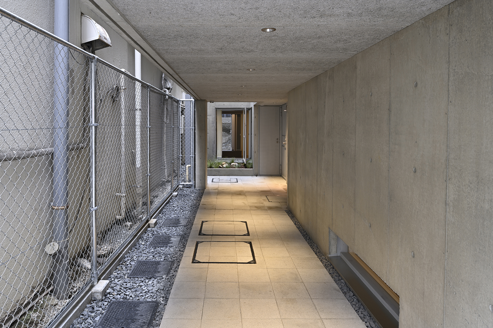 FUDOMAE公寓楼，东京/有六个竖直空隙的公寓-13