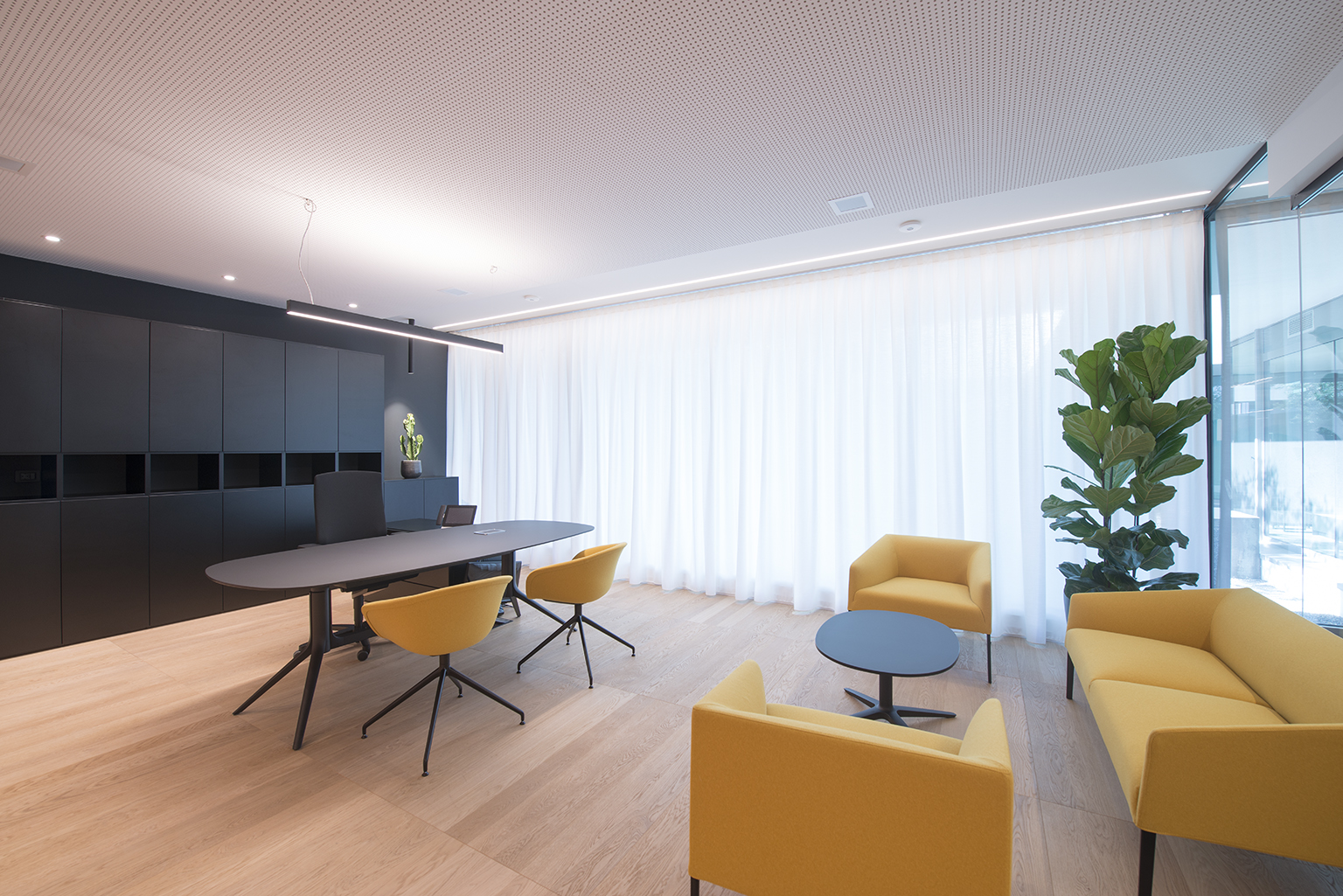 历史建筑中的现代办公室设计 | 铜、黄、木的啤酒主题空间-6