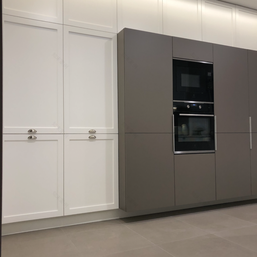 葡萄牙历史中心住宅翻新,木质阶梯成亮点-6