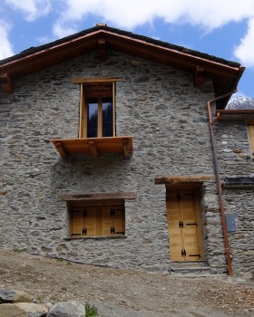 一座山间小屋的偶尔居住用改造