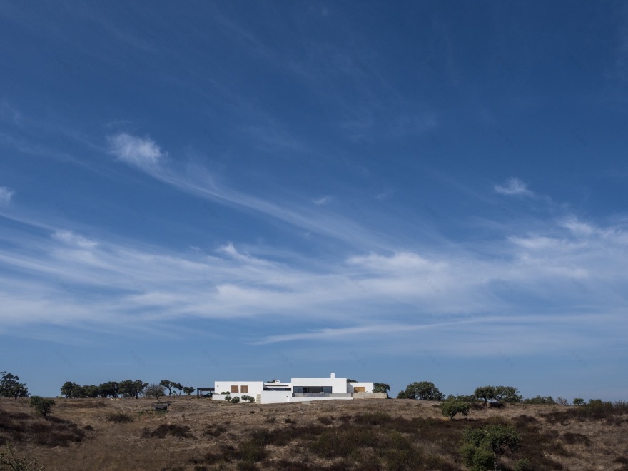 葡萄牙 Grândola 别墅 | 空/满情境创造,多 courtyard 设计-2