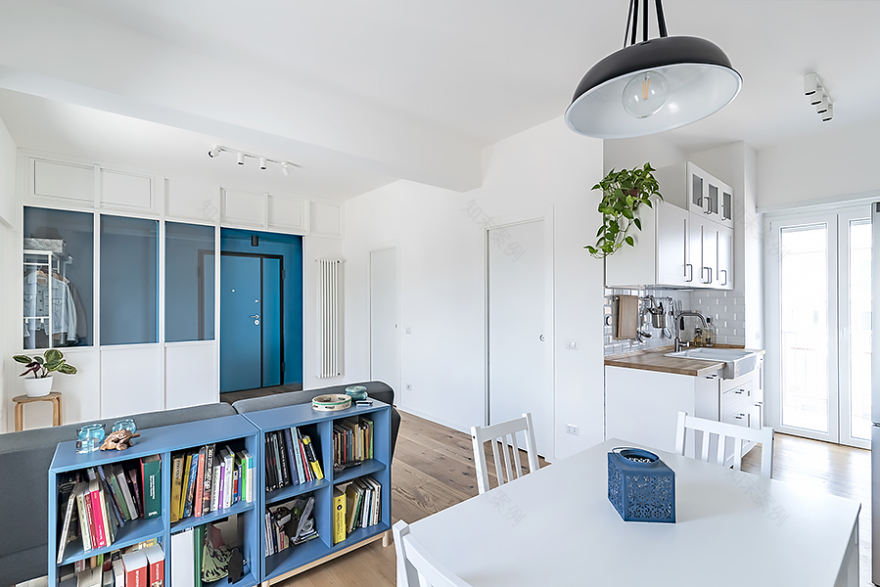 彩色木质漩涡,打造 50 平米别墅的极致空间利用-3