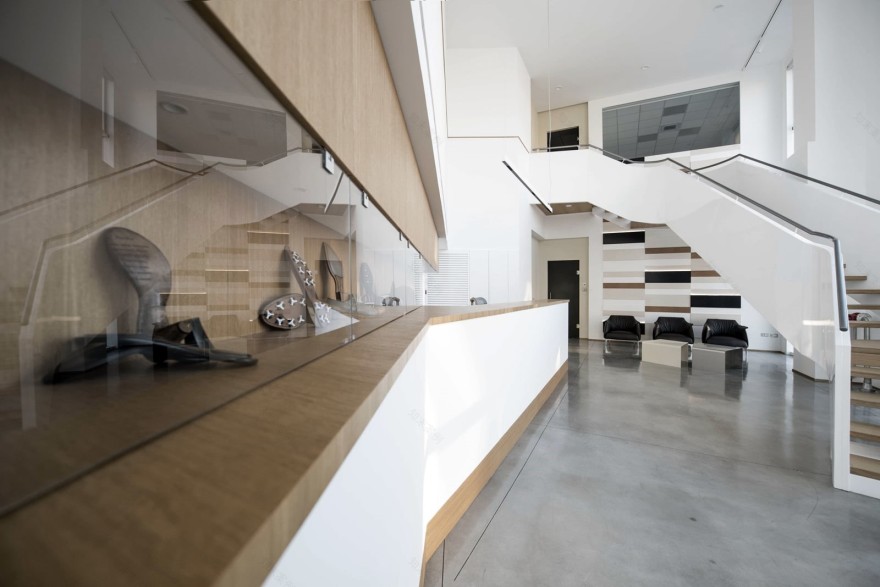 动态工厂入口,弧形楼梯与皮革墙壁的巧妙融合-1