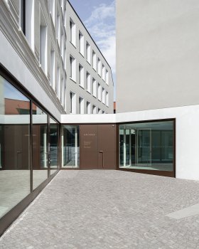 Staab Architekten丨办公建筑丨Evangelical center Ulrichseck Augsburg