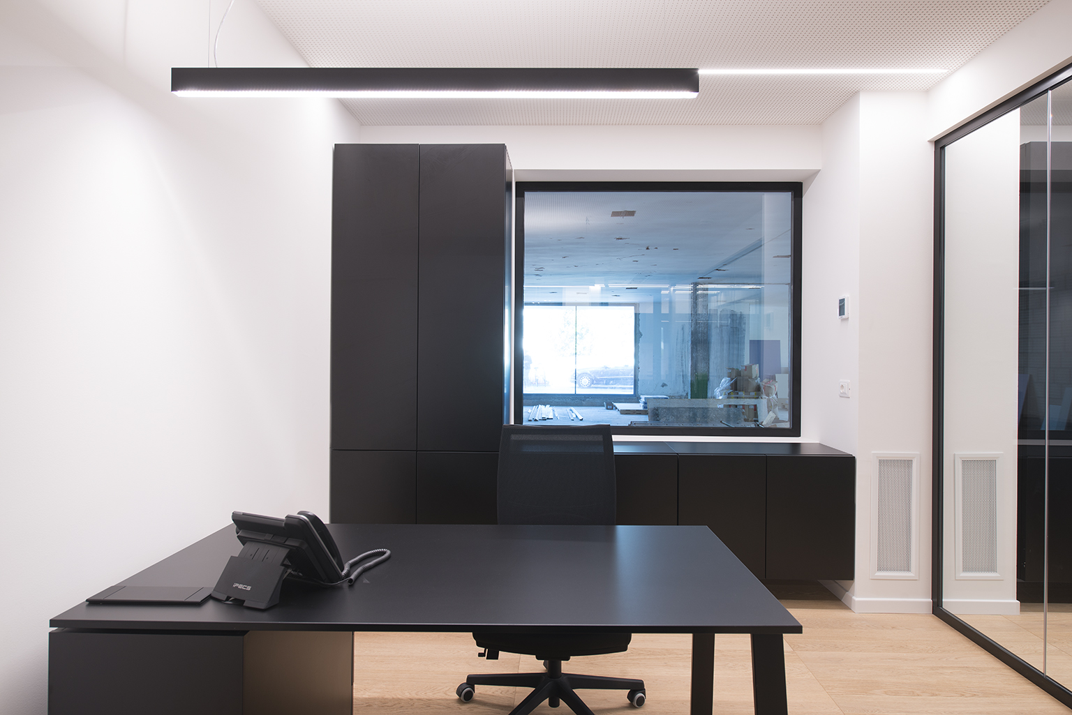 历史建筑中的现代办公室设计 | 铜、黄、木的啤酒主题空间-12