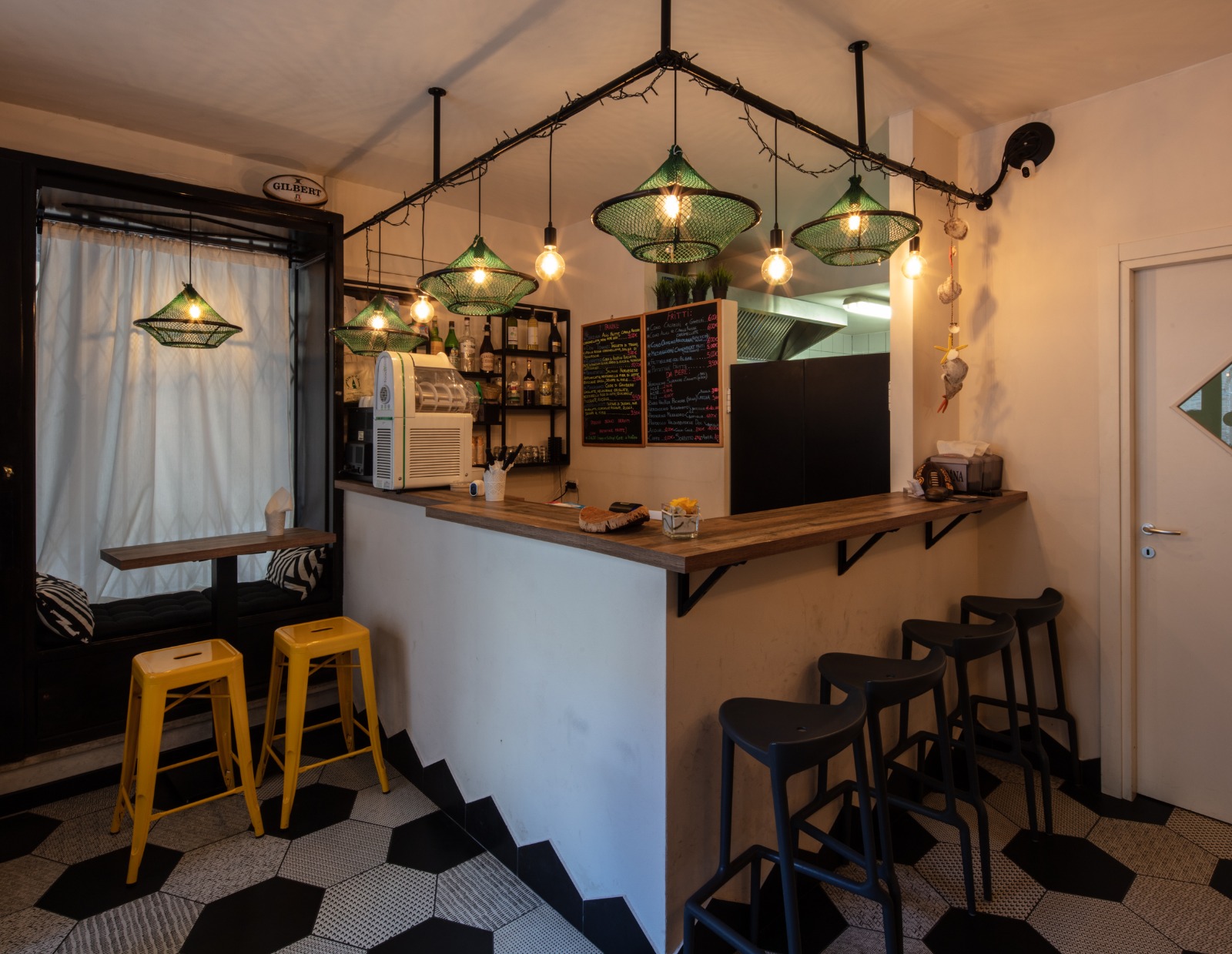 紧凑型鱼主题街头美食店设计-9