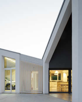 西班牙 Zaragoza 别墅 House SISALLETE，绿色与木质元素打造宜居空间